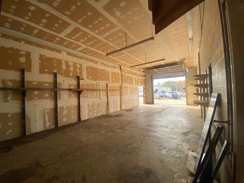 More Photos Of 2723 Standard Oil Rd, Shreveport Warehouse For Lease