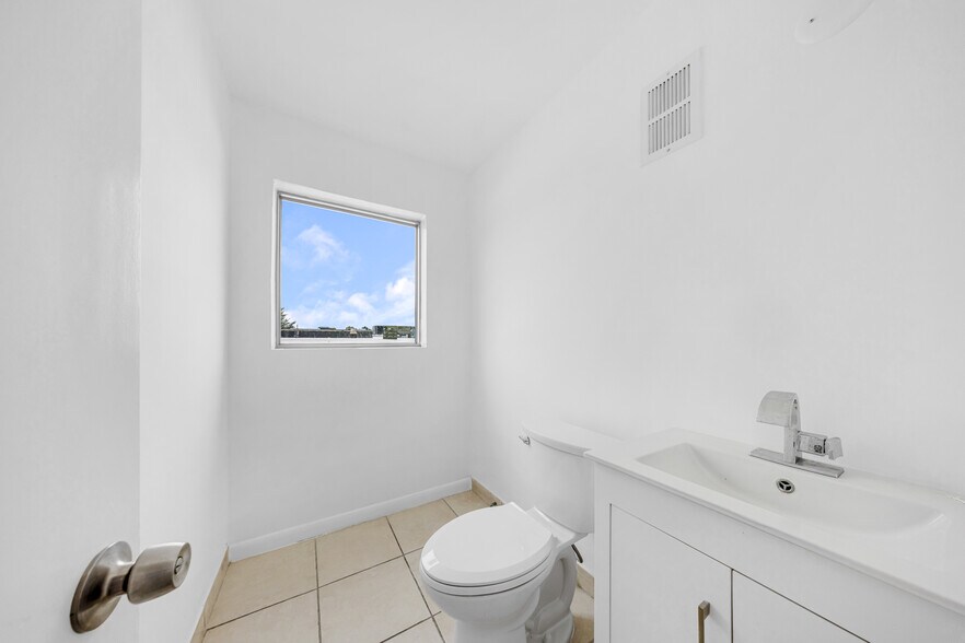 More Photos Of 7550 W 2nd Ct, Hialeah Warehouse For Lease
