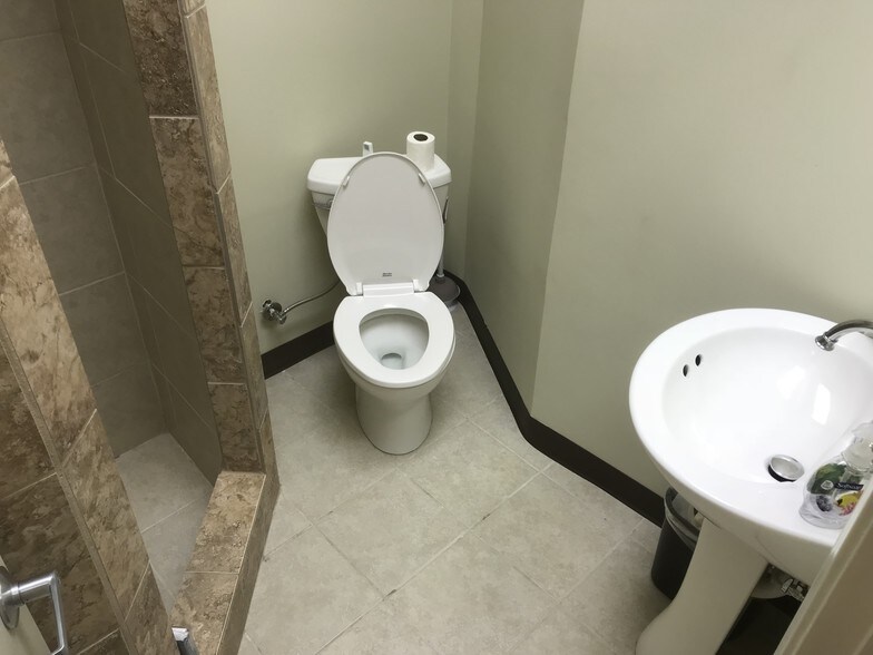 More Photos Of 876 Montreal Rd, Clarkston Warehouse For Lease