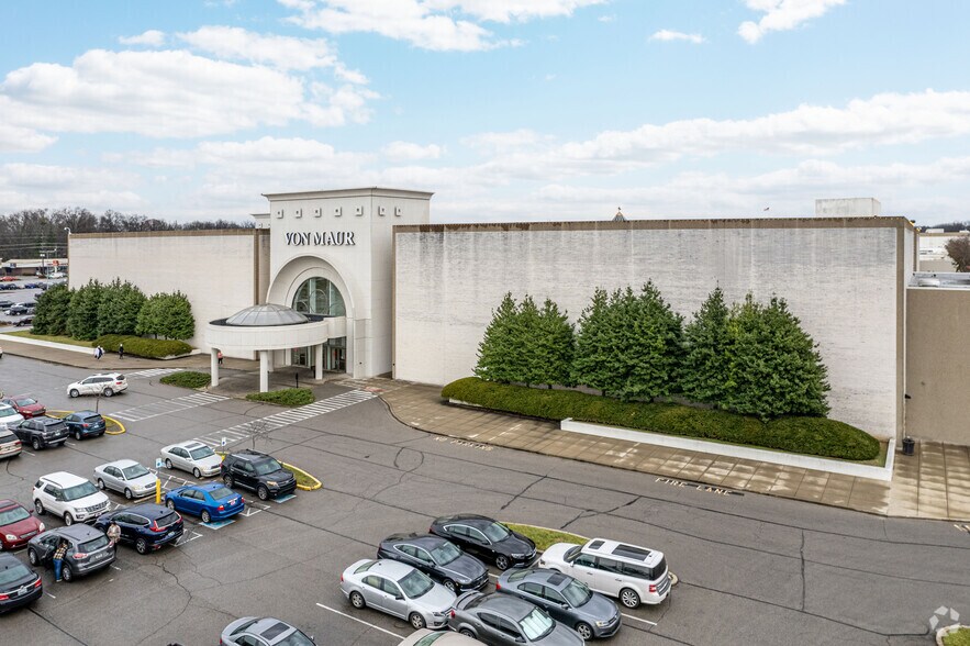More Photos Of 7900 Shelbyville Rd, Louisville Storefront For Lease