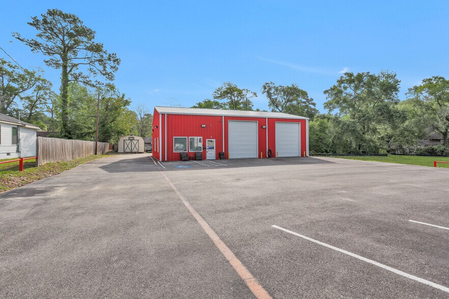More Photos Of 1308 N Frazier St, Conroe Service For Sale