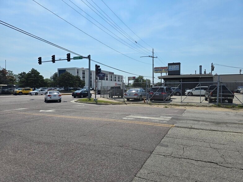 More Photos Of 3950 Mannheim Rd, Franklin Park Showroom For Sale