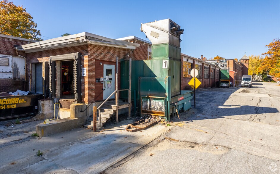 More Photos Of 1 Riverside Way, Wilton Warehouse For Lease