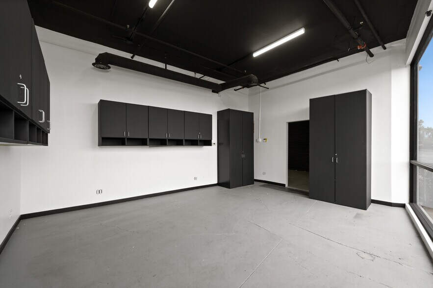 More Photos Of 800 E Dyer Rd, Santa Ana Showroom For Lease