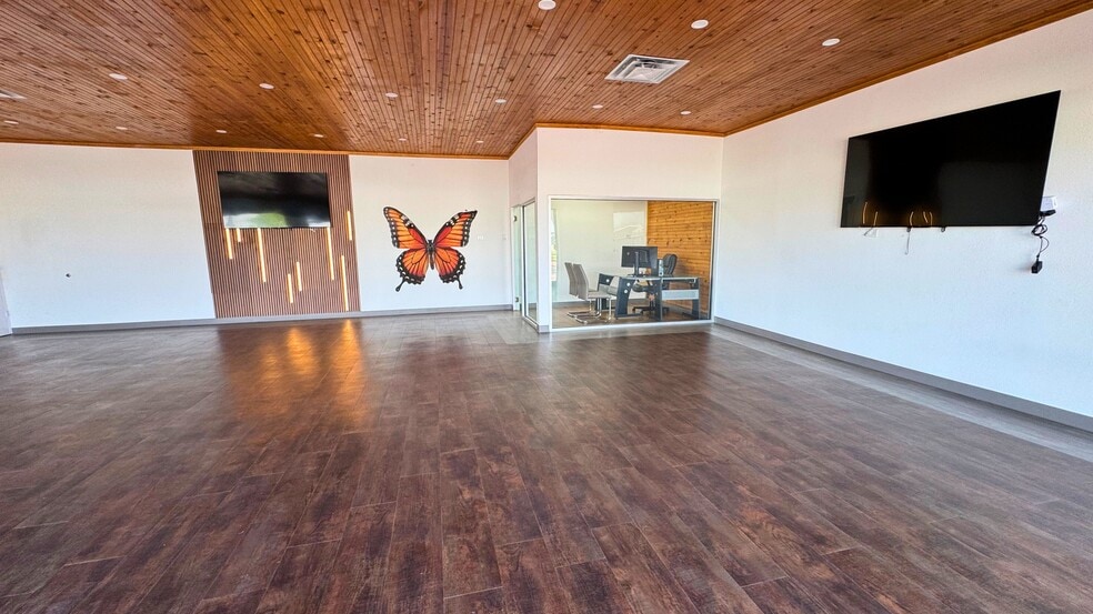 More Photos Of 5602 S IH 35, San Antonio Freestanding For Sale