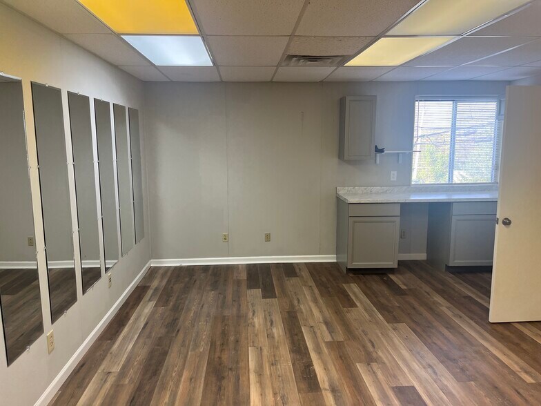 More Photos Of 8221-8237 E Washington St, Chagrin Falls Unknown For Lease