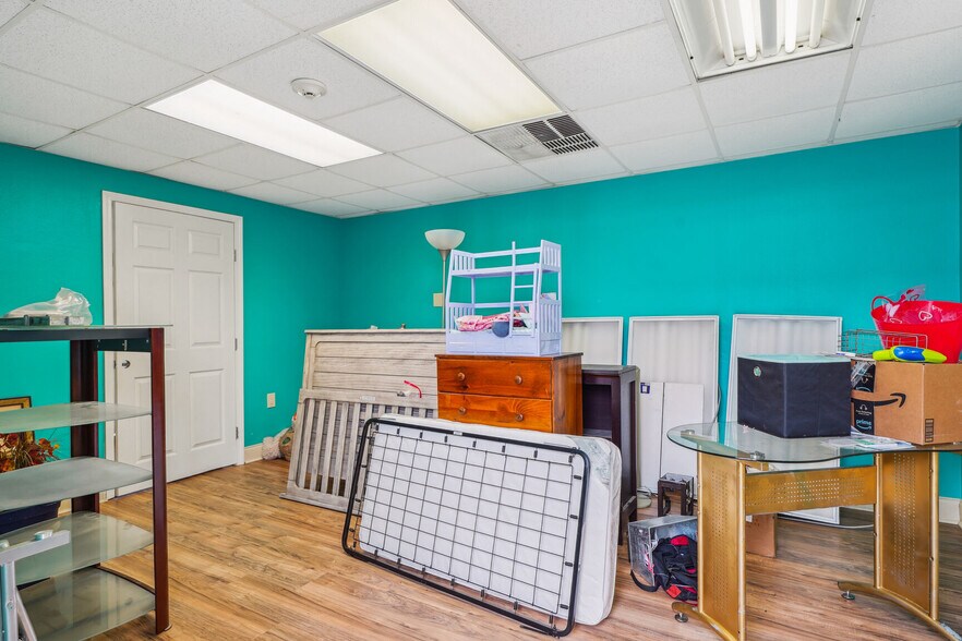 More Photos Of 2501 Florida Ave, Kenner Light Distribution For Sale