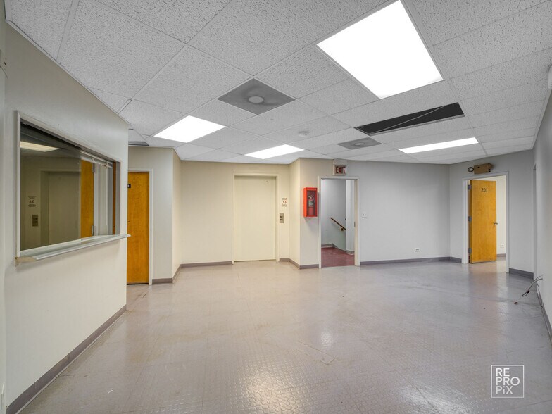 More Photos Of 1870 S Blue Island Ave, Chicago Office For Sale