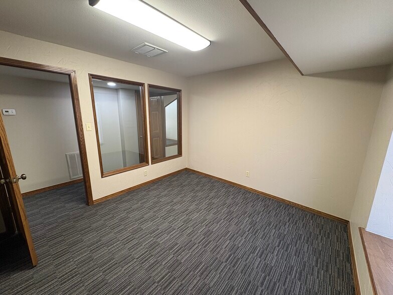 More Photos Of 614 N Travis St, Sherman Office For Lease