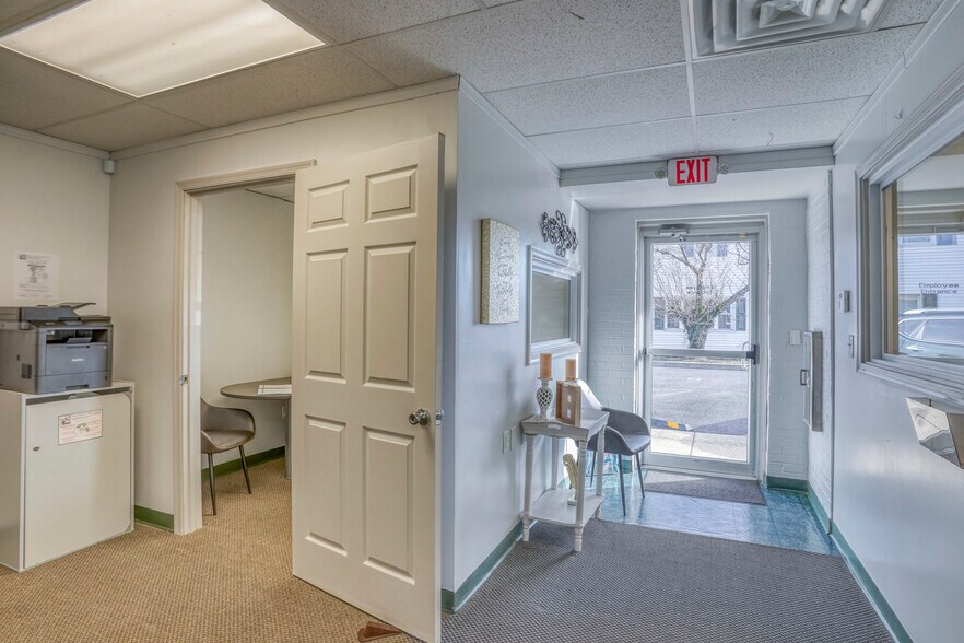More Photos Of 65 N Dupont Hwy, Dover Medical For Sale