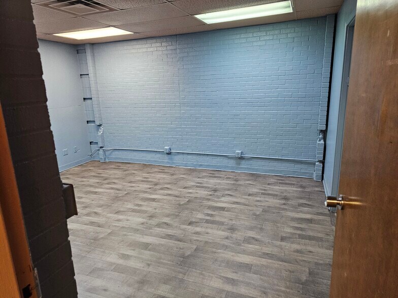 More Photos Of 103 S Fannin Ave, Cameron Office For Lease