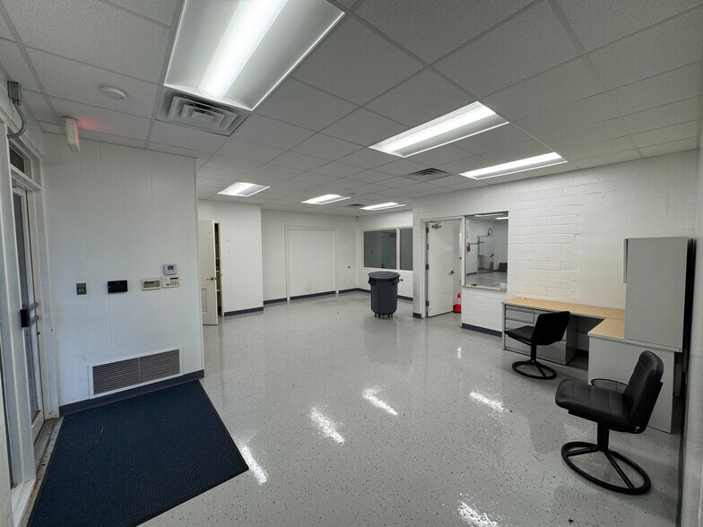 More Photos Of 1403 E Houston St, San Antonio Flex For Lease