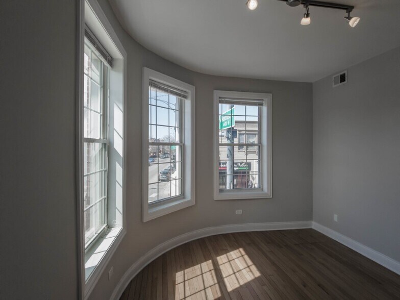 More Photos Of 4401-4403 N Clark St, Chicago Apartments For Lease