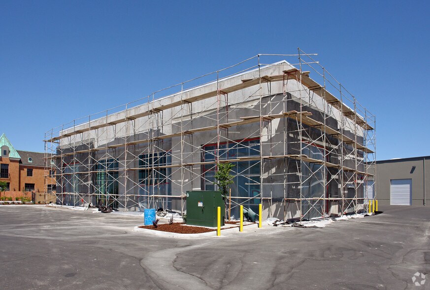 More Photos Of 3991 N Freeway Blvd, Sacramento Warehouse For Lease