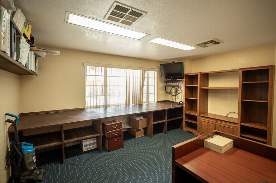 More Photos Of 2023 S Bon View Ave, Ontario Contractor Storage Yard For Sale