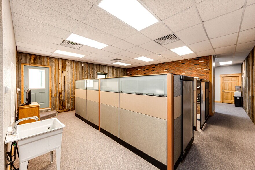 More Photos Of 228 Comanche St, Kiowa Office For Sale