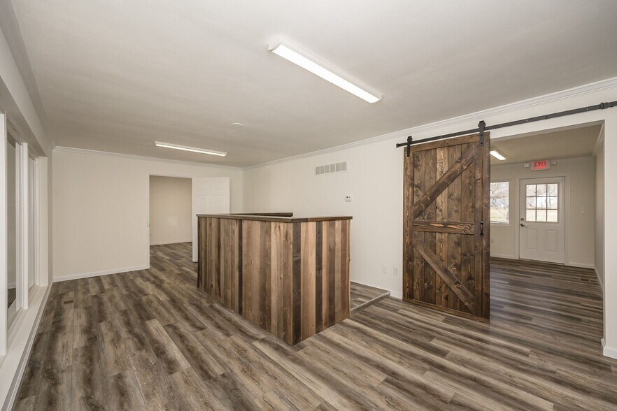 More Photos Of 302 S Lincoln Dr, Troy Office For Lease
