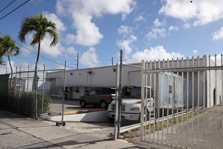 More Photos Of 2585 NW 21st Ter, Miami Warehouse For Lease