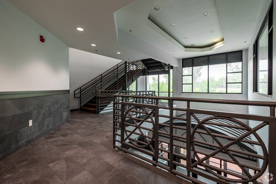 More Photos Of 4770 N Belleview Ave, Kansas City Office For Sale
