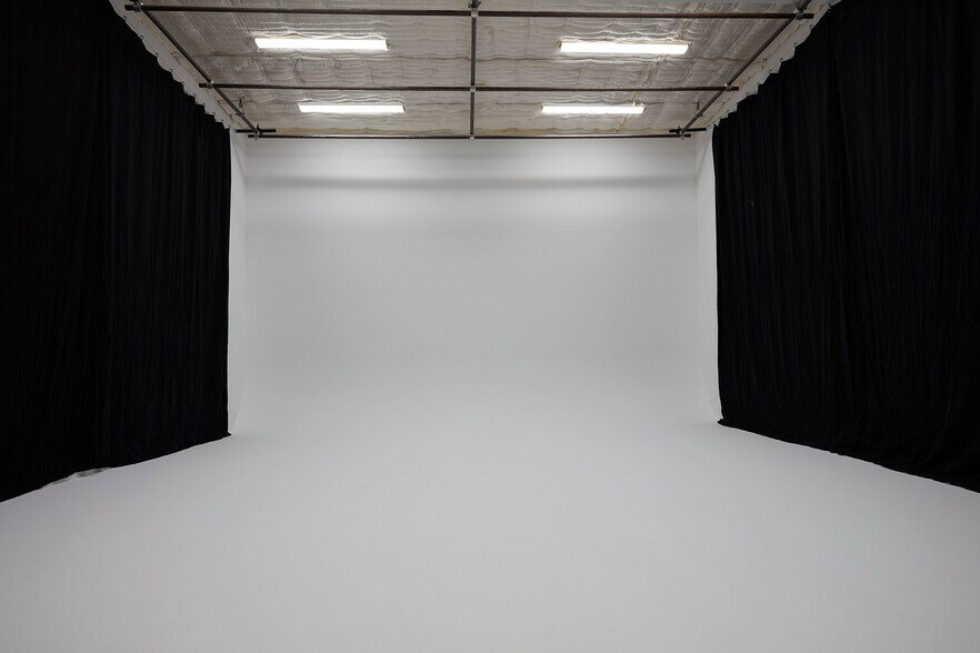 More Photos Of 3747 NE Sandy Blvd, Portland Office For Sale