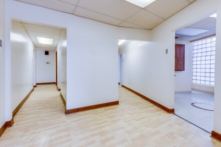 More Photos Of 6300 Forward Ave, Pittsburgh Storefront Retail Residential For Lease