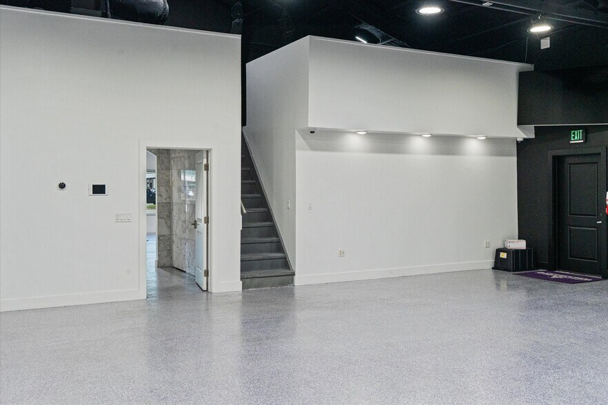More Photos Of 389 N Us-17-92, Longwood Auto Dealership For Lease