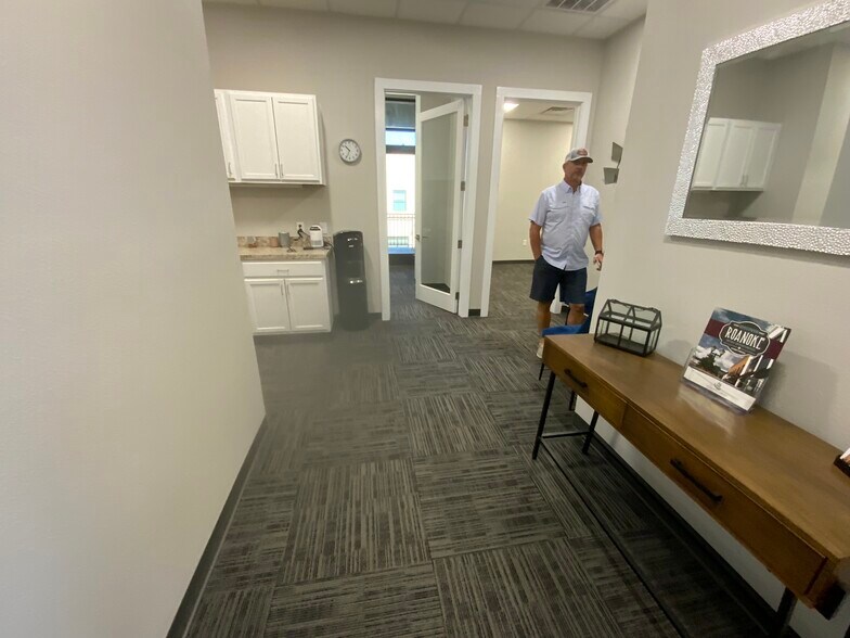 More Photos Of 320 S Oak St, Roanoke Medical For Lease