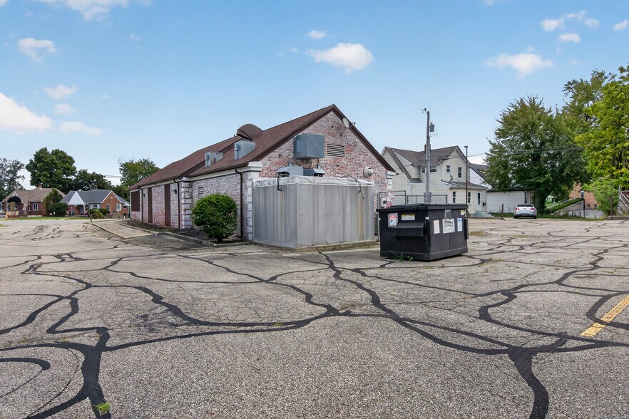 More Photos Of 5425 N Main St, Dayton Freestanding For Sale