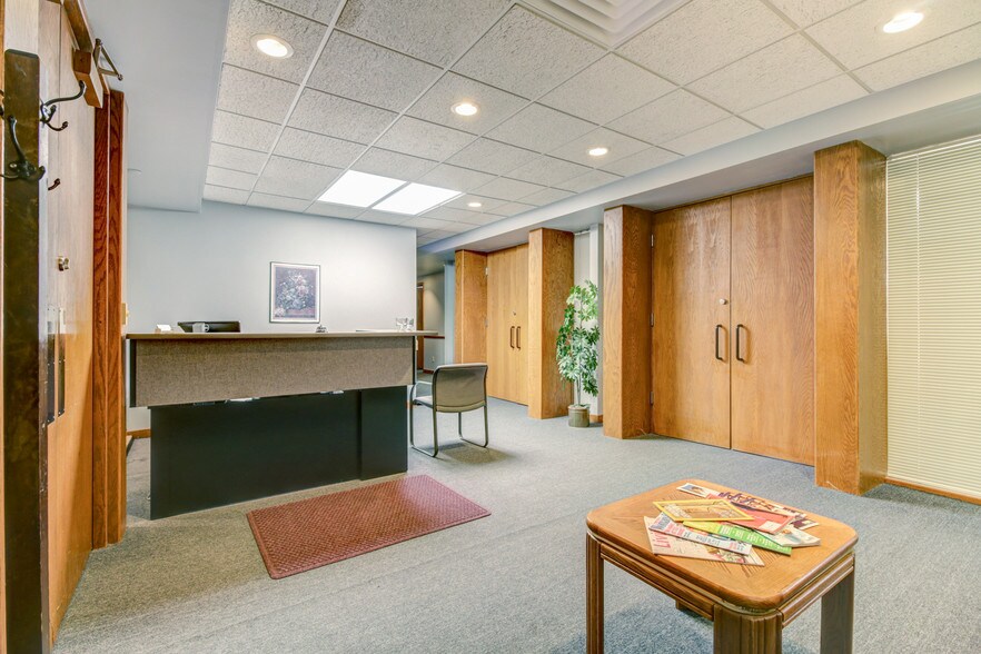 More Photos Of 316-318 Washington St, Bloomington Storefront Retail Office For Lease