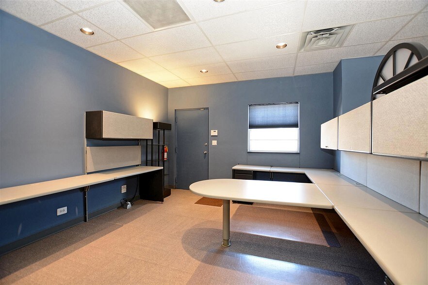 More Photos Of 512 Higgins Rd, Park Ridge Office For Lease