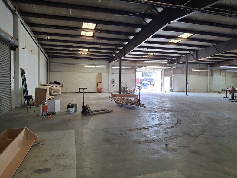 More Photos Of 8777 Brighton Rd, Henderson Warehouse For Lease