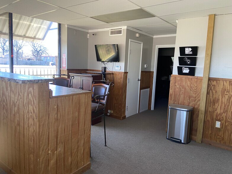 More Photos Of 1047 E Highway 121, Lewisville Self Storage For Lease