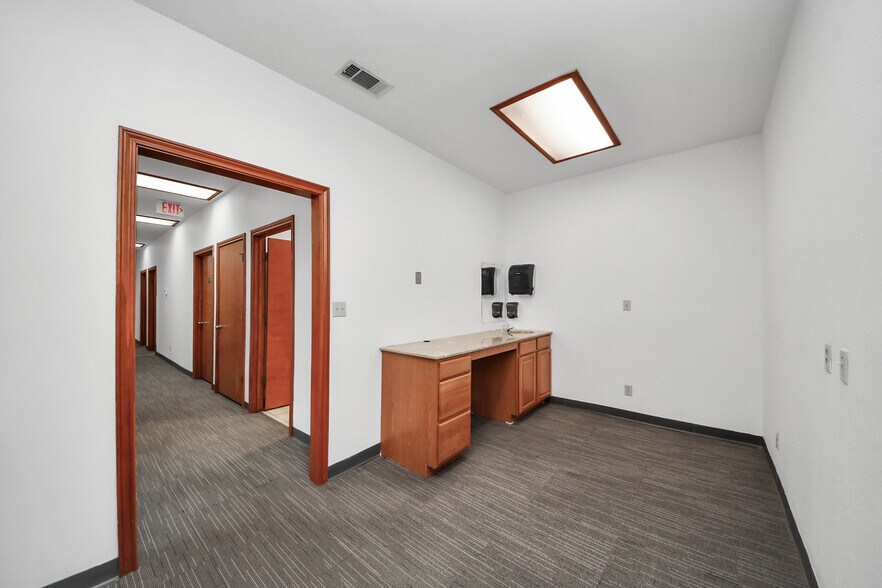 More Photos Of 13615 Bellaire Blvd, Houston Medical For Lease