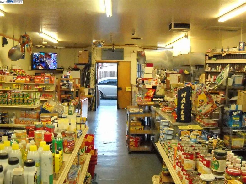 More Photos Of 2701 E 9th St, Oakland Convenience Store For Sale