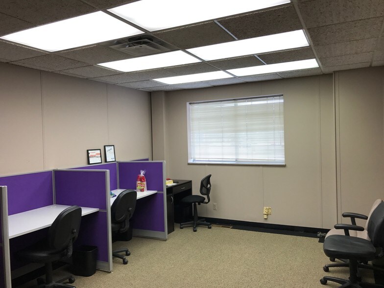 More Photos Of 2820 W Maple Rd, Troy Office For Sale