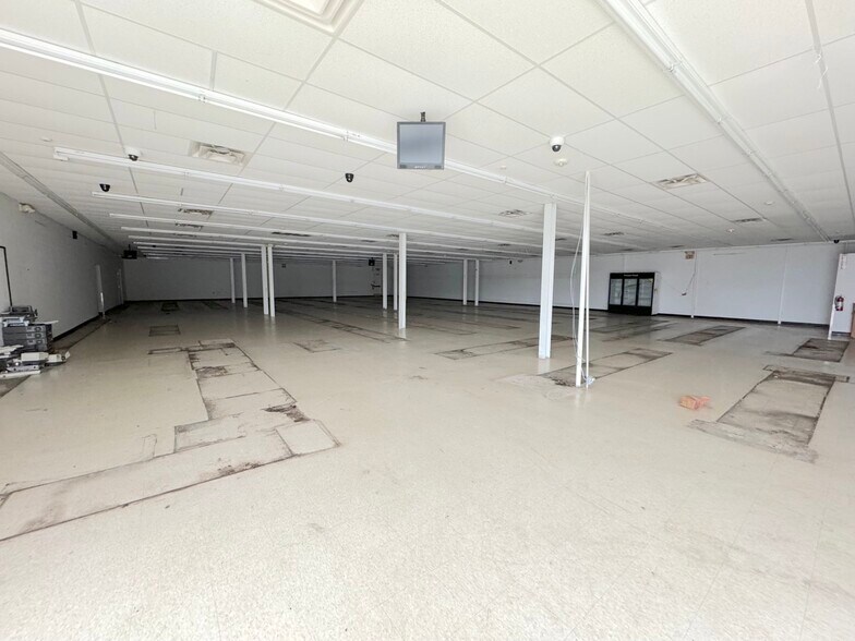 More Photos Of 1025 N Pearl St, Bridgeton Storefront For Lease