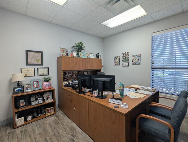 More Photos Of 8109 Smith Rd, Beaumont Office For Sale