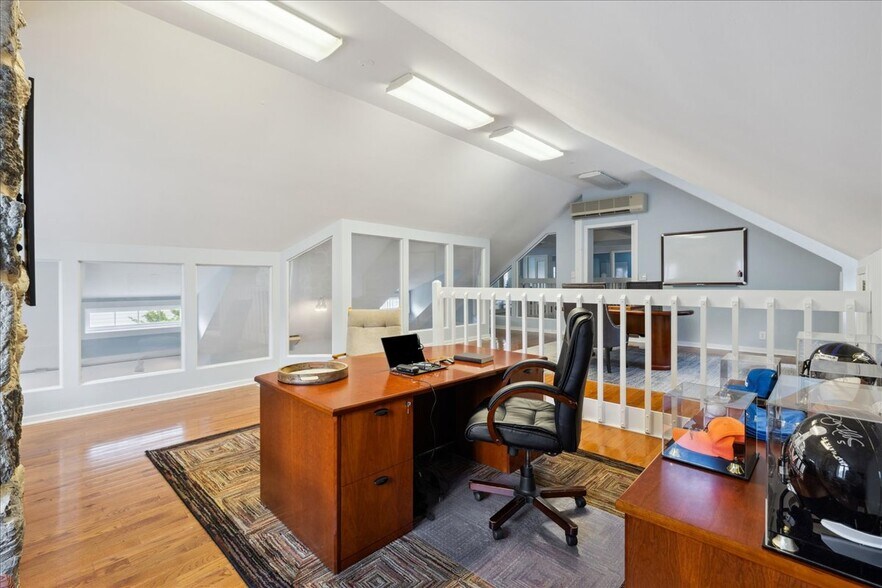 More Photos Of 10 Mystic Ln, Malvern Loft Creative Space For Sale