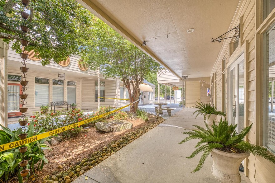 More Photos Of 913 Gulf Breeze Pky, Gulf Breeze General Retail For Sale