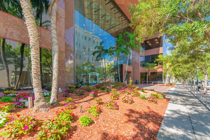 More Photos Of 2033 Main St, Sarasota Office For Lease