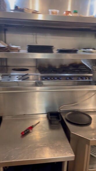 More Photos Of 10 W Hubbard St, Chicago Loft Creative Space For Lease