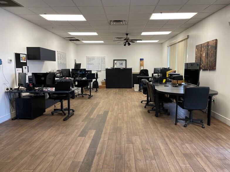 More Photos Of 6600-6626 Kingspointe Pky, Orlando Distribution For Lease