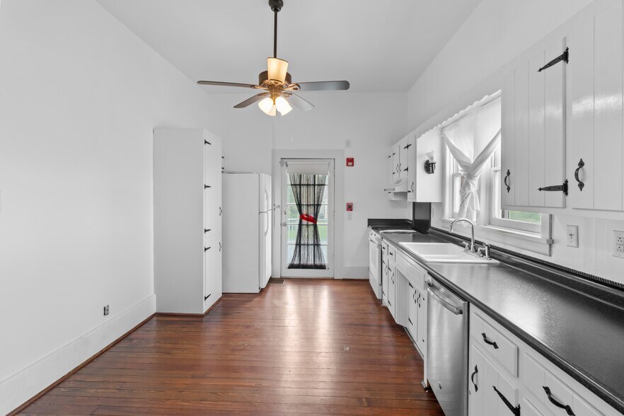 More Photos Of 300 Maple St, Smyrna Restaurant For Sale