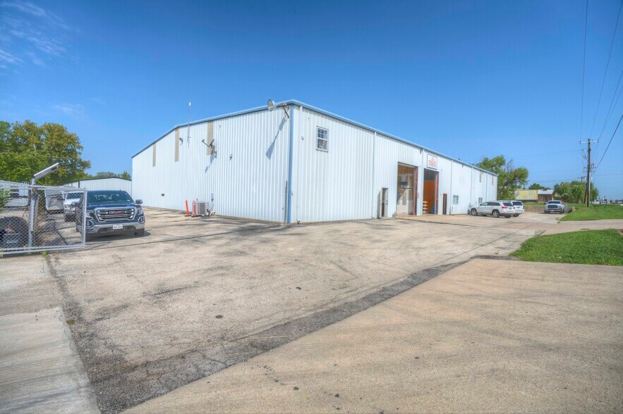 More Photos Of 11578 Airway Blvd, Roanoke Warehouse For Sale
