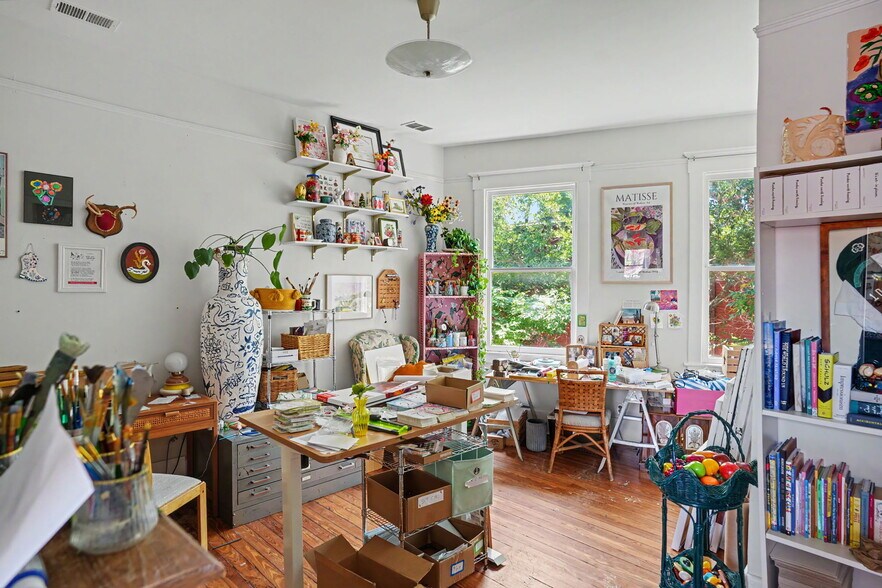 More Photos Of 17 W 41st St, Savannah Freestanding For Sale