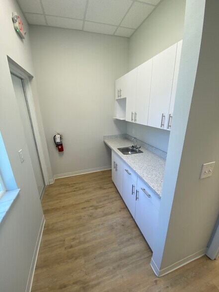 More Photos Of 665-677 S Kings Ave, Brandon Medical For Lease