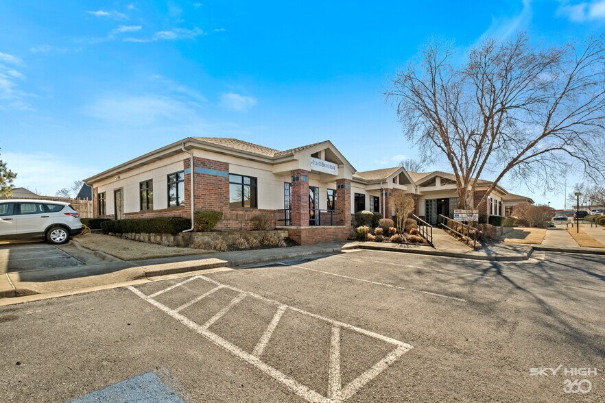 More Photos Of 3291 S Thompson St, Springdale Unknown For Lease