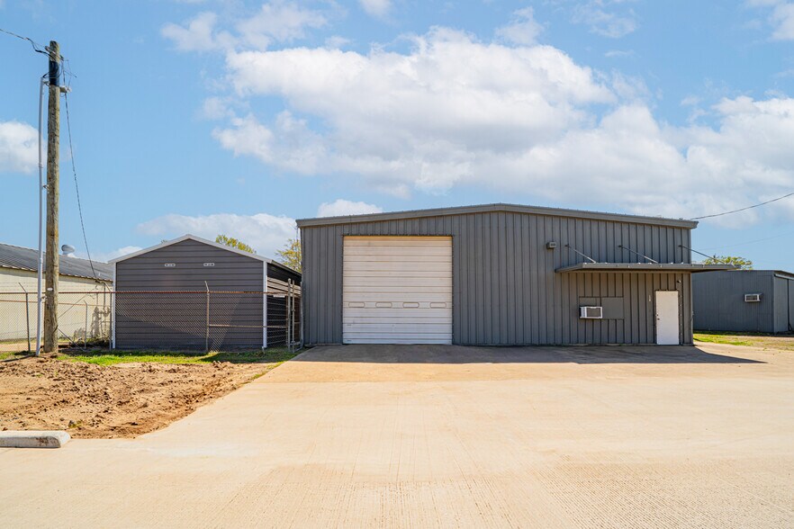 More Photos Of 118 Industrial Blvd, Kilgore Flex For Lease