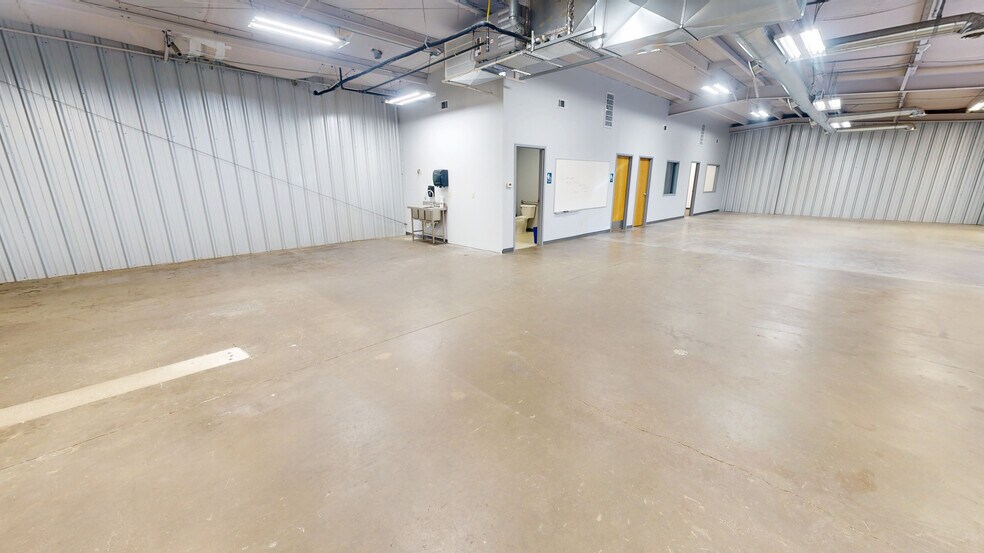 More Photos Of 908 SE 21st St, Bentonville Showroom For Lease