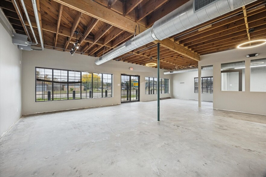 More Photos Of 4901 Yale St, Houston Office For Sale